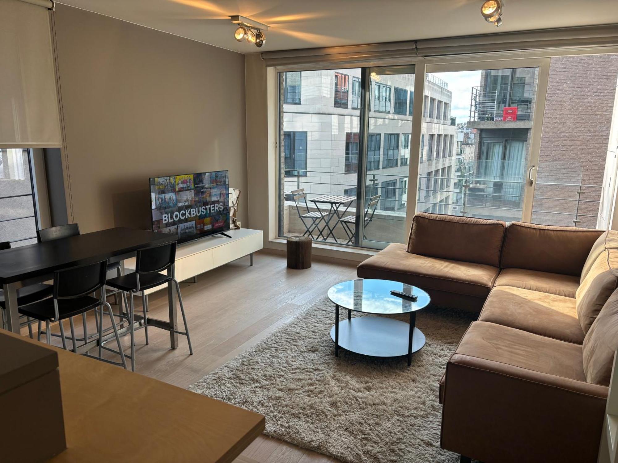 Comfortable Two Bedroom In Center *